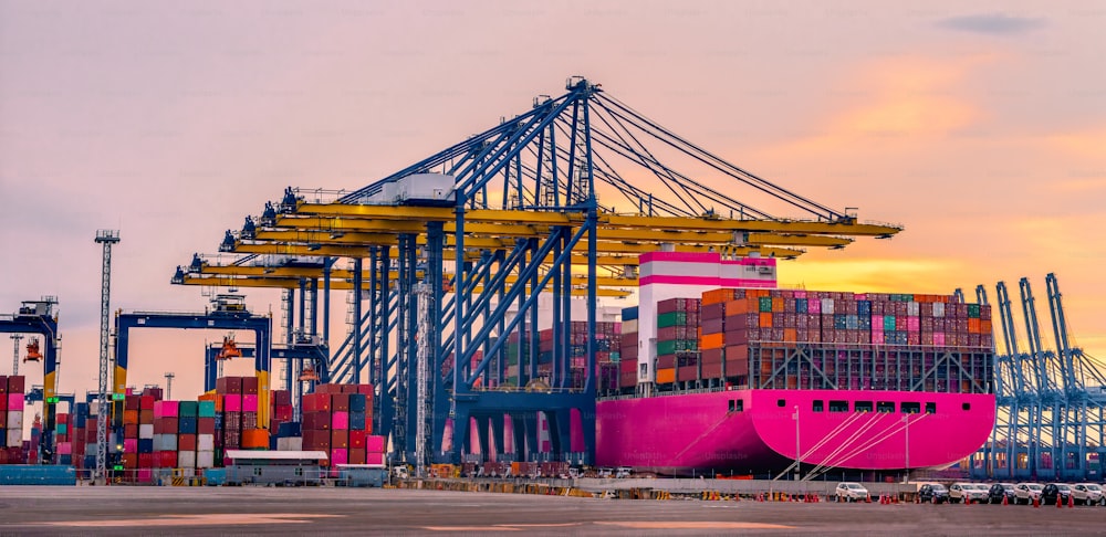 Terminal d’expédition de construction de grue de quai à conteneurs dans le port du port, import-export, commerce commercial, logistique d’affaires et transport international.
