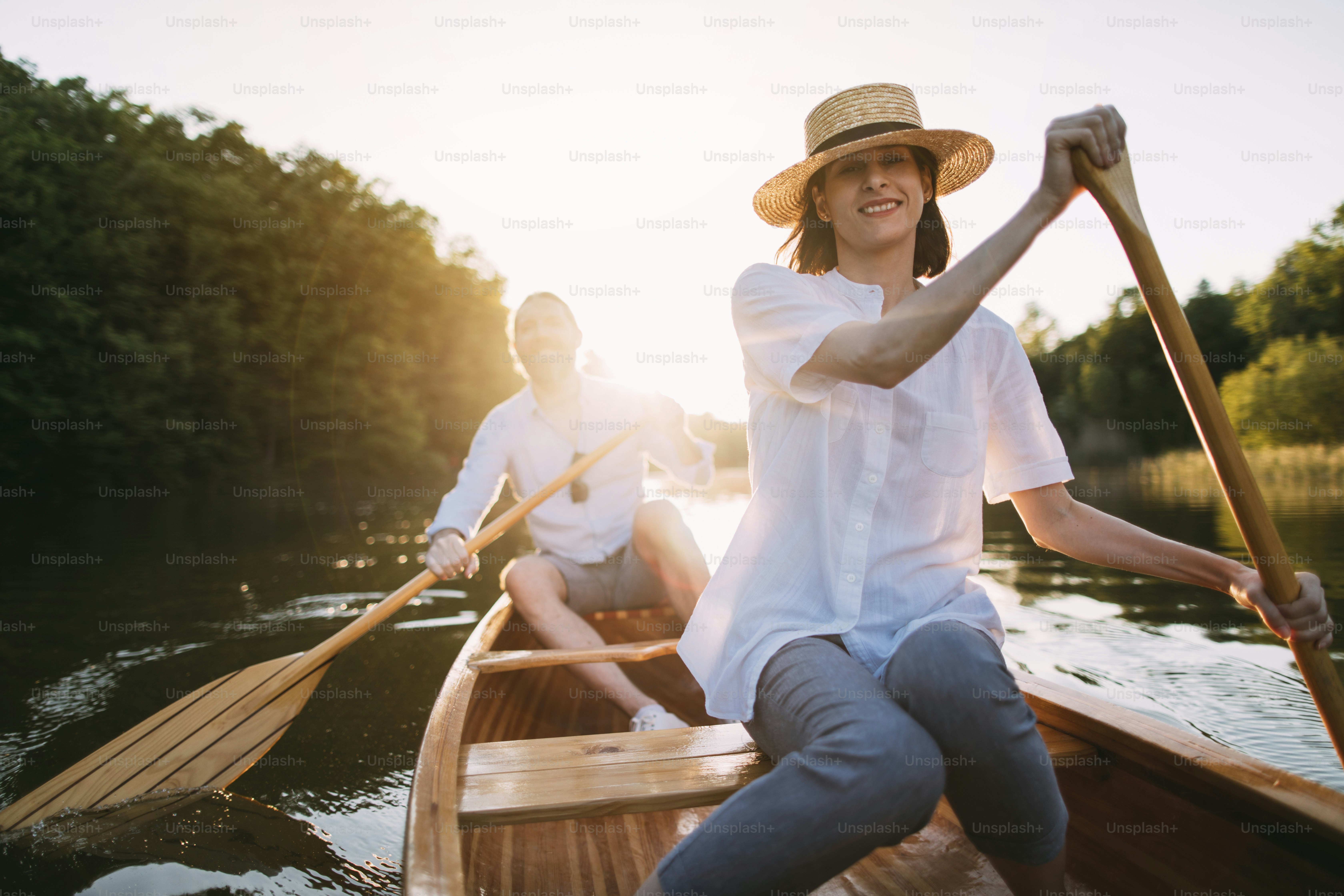 Pareja disfrutando de un paseo en canoa por el lago al atardecer. foto –  Imagen de Puesta del sol en Unsplash, image size:3000x2000