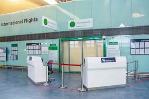 세관 입구 - 신고 된 수하물과 물건이없는 여행자를위한 국제 공항의 녹색 복도