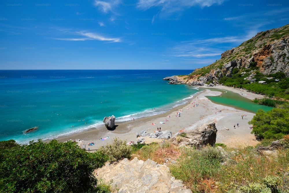 Vista della spiaggia di Preveli sull'isola di Creta con persone rilassanti e Mar Mediterraneo. Isola di Creta, Grecia