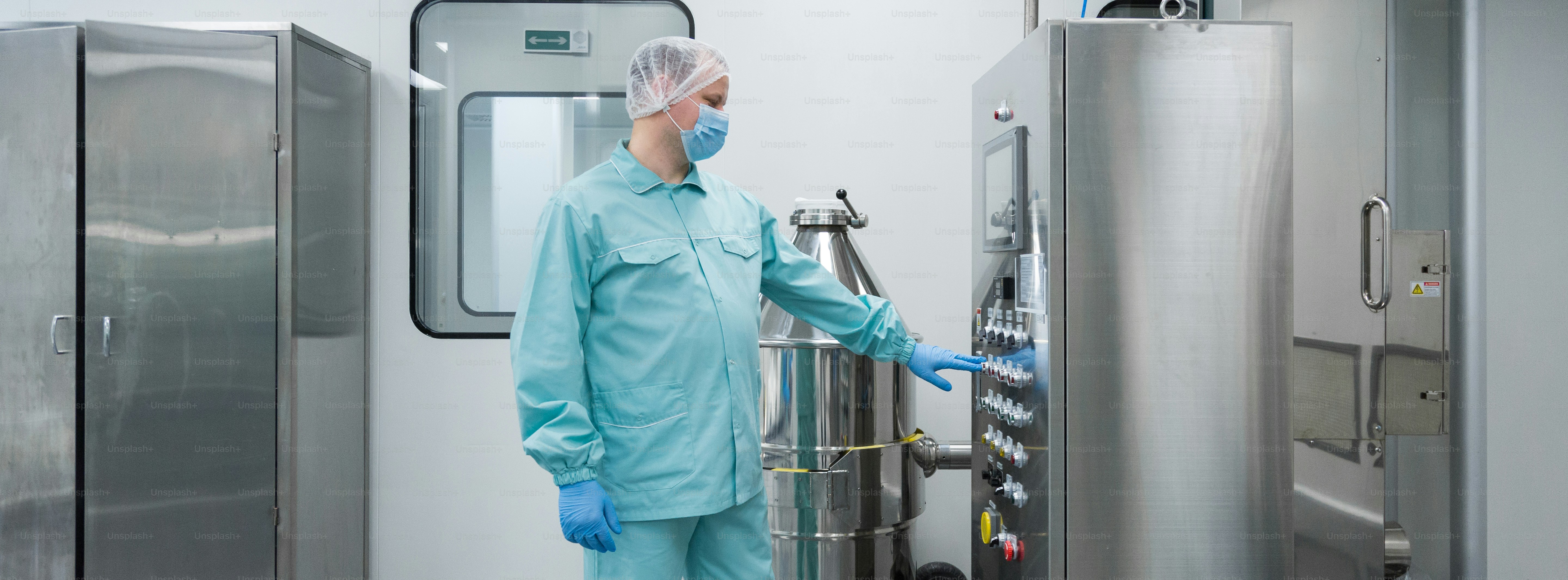 Técnico farmacéutico en ambiente estéril en la industria farmacéutica