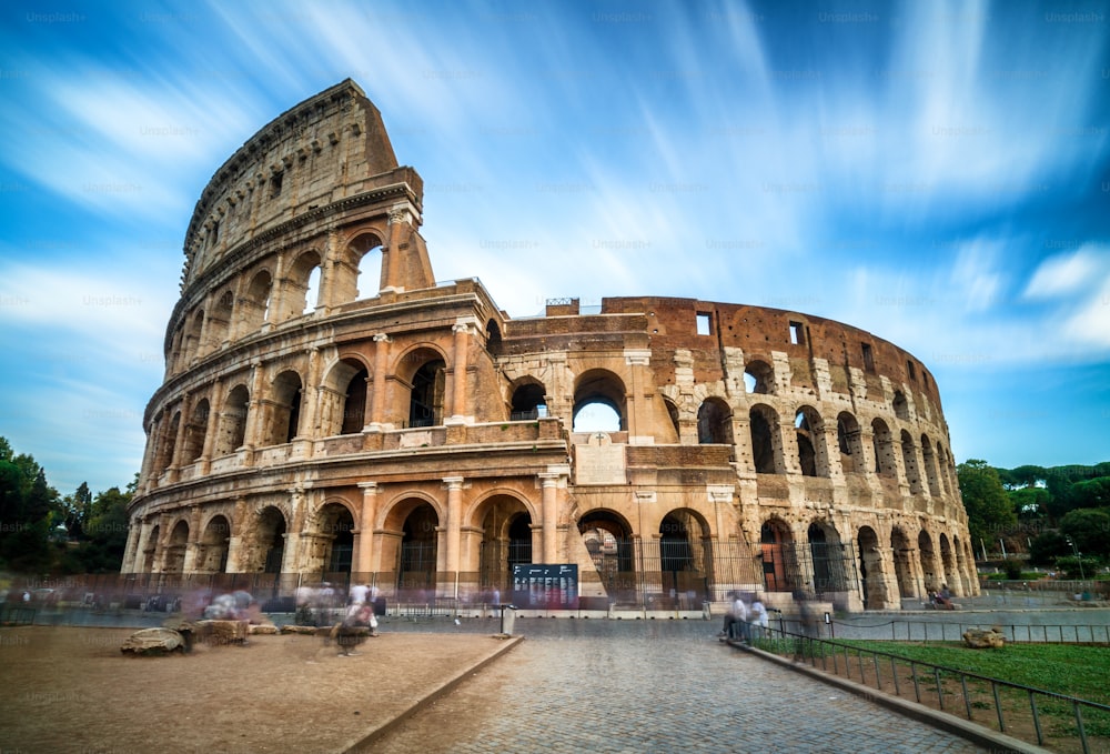 Coliseu em Roma, Itália - Tiro de longa exposição. O Coliseu de Roma foi construído no tempo da Roma Antiga, no centro da cidade. É o principal destino de viagem e atração turística da Itália.