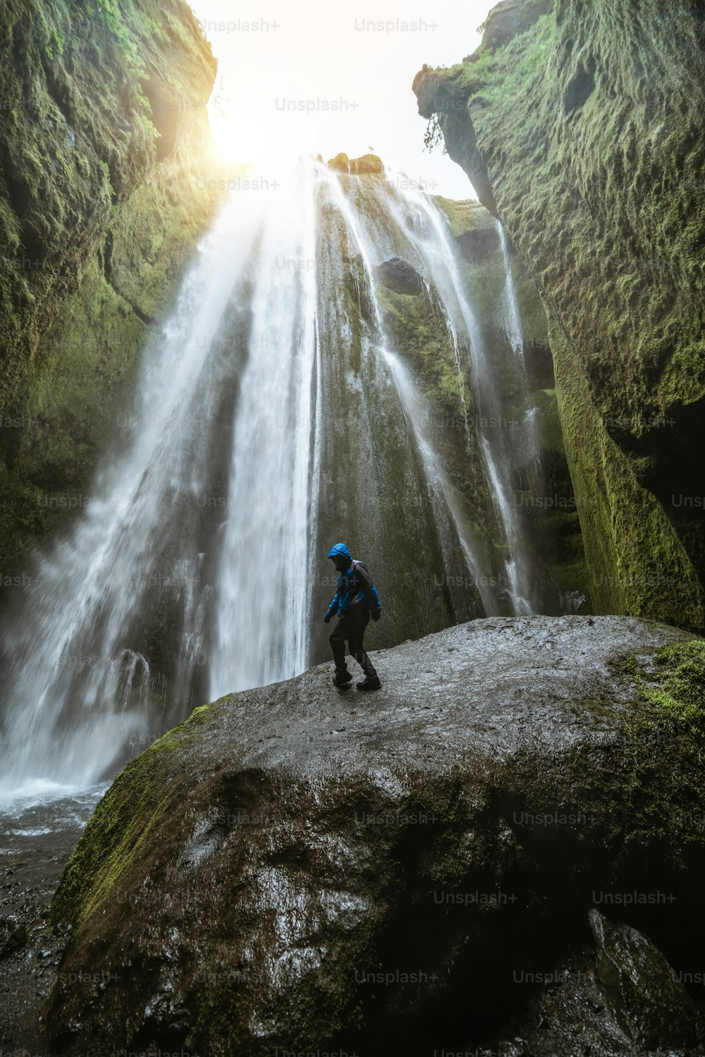 Viajero sorprendido por la cascada de la cascada de Gljufrabui en Islandia. Situado en la pintoresca cascada de Seljalandsfoss, al sur de Islandia, Europa. Es el principal destino hermoso de la atracción turística popular.