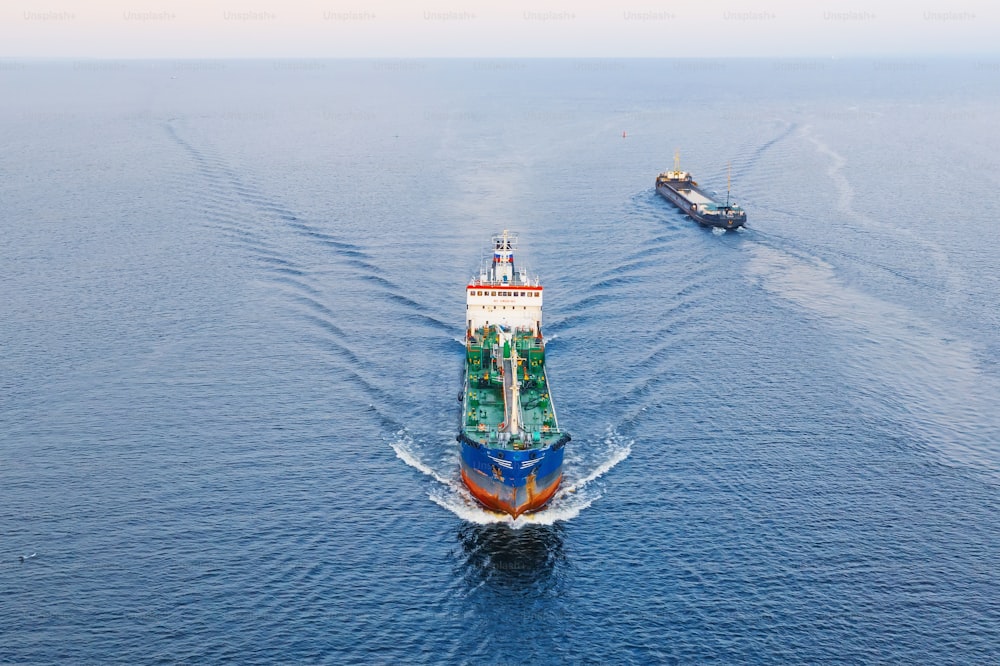 北海湾の水面に浮かぶ石油製品を積んだ貨物タンカー、航空写真