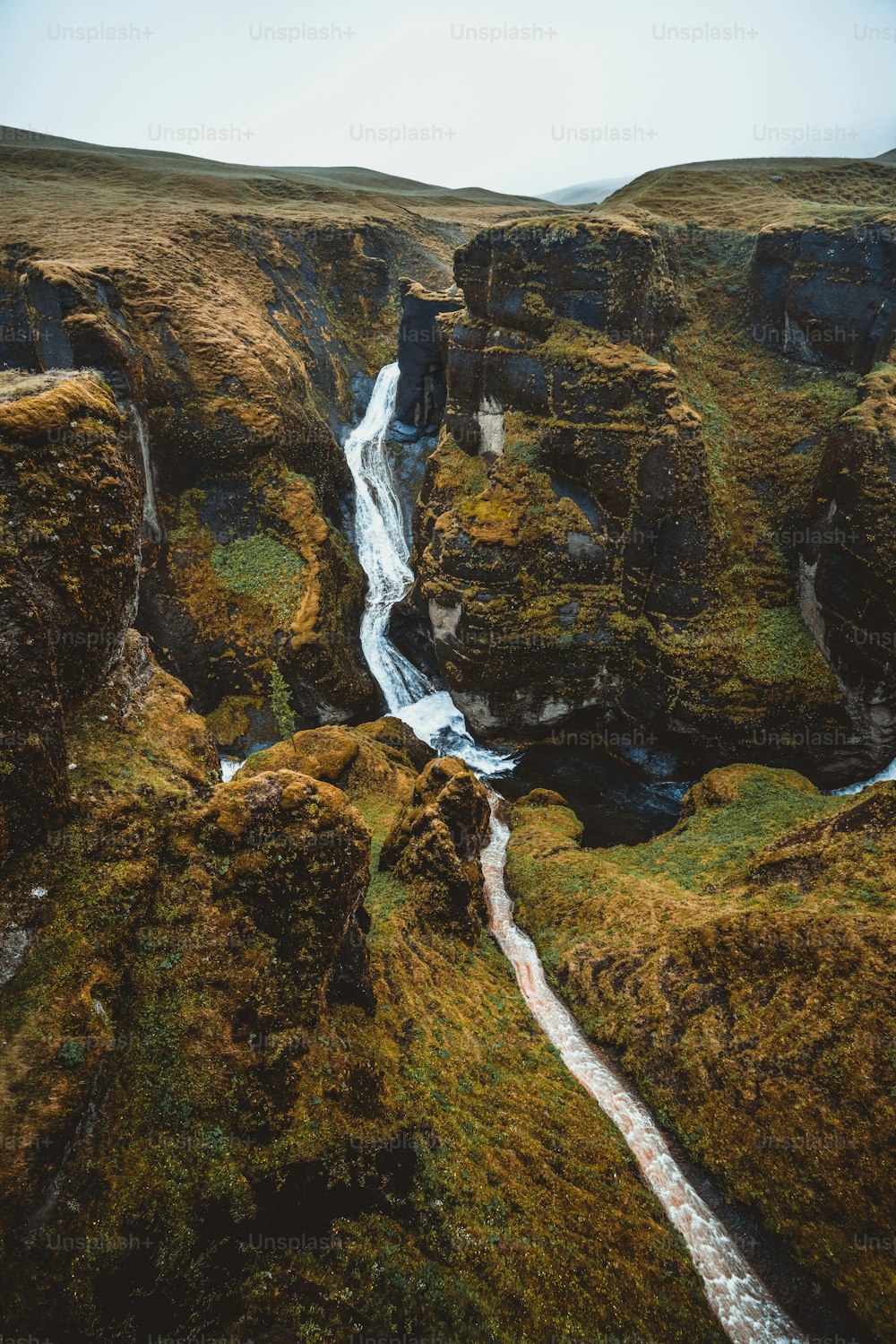 Paisaje único de Fjadrargljufur en Islandia. Destino turístico de primer orden. El cañón de Fjadrargljufur es un enorme cañón de unos 100 metros de profundidad y unos 2 kilómetros de largo, situado en el sureste de Islandia.