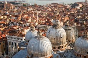 Luftaufnahme der Skyline von Venedig vom Markusplatz (Piazza San Marco) in Venedig - Italien an sonnigen Sommertagen. Venedig ist berühmtes Reiseziel Italiens für seine einzigartige Stadt und Kultur.
