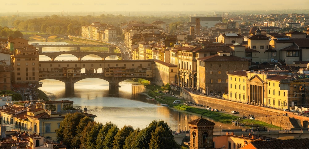Puente Ponte Vecchio de Florencia y horizonte de la ciudad en Italia. Florencia es la capital de la región de la Toscana, en el centro de Italia. Florencia fue el centro del comercio medieval italiano y de las ciudades más ricas de la época pasada.