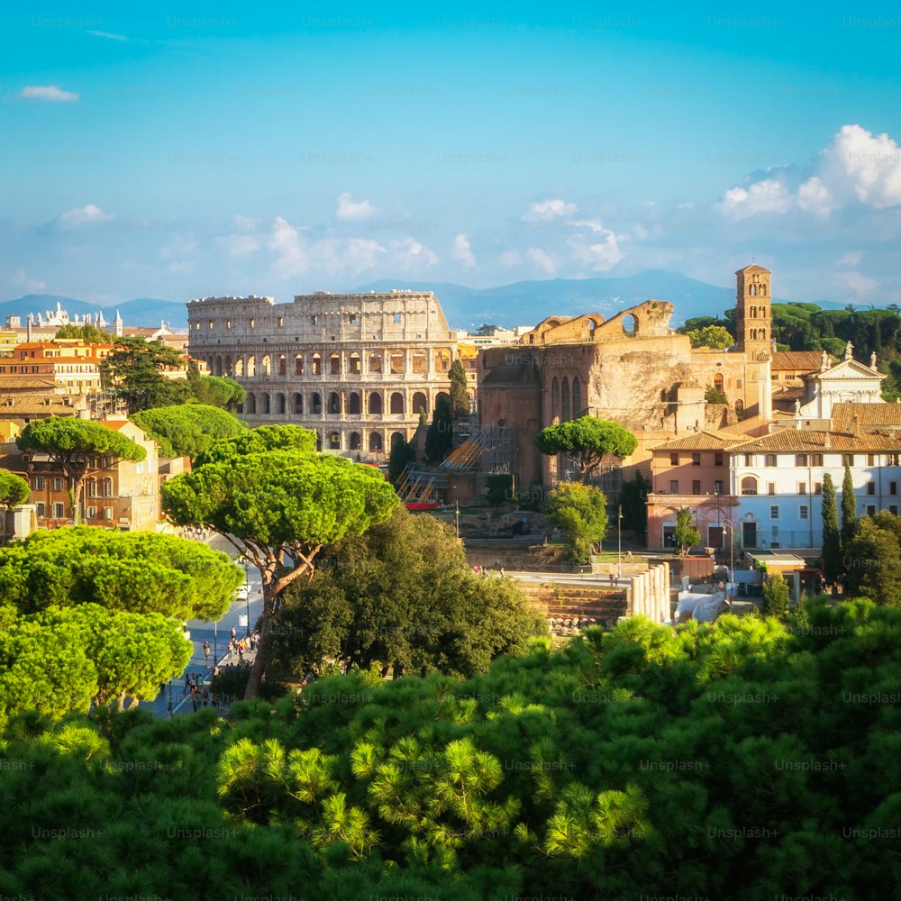 Roma, horizonte de la ciudad de Italia con puntos de referencia de la Antigua Roma; Coliseo y Foro Romano, el famoso destino turístico de Italia.
