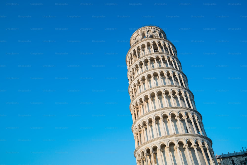 Schiefer Turm von Pisa in Pisa, Italien - Schiefer Turm von Pisa ist weltweit bekannt für seine unbeabsichtigte Neigung und sein berühmtes Reiseziel Italien. Es befindet sich in der Nähe der Kathedrale von Pisa.