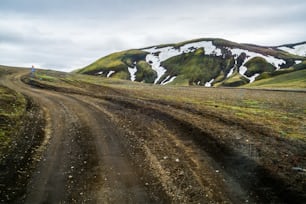Hermoso camino de polvo de grava de Landmanalaugar en las tierras altas de Islandia, Europa. Terreno difícil y fangoso para un vehículo 4x4 4x4 extremo. El paisaje de Landmanalaugar es famoso por el senderismo y el senderismo en la naturaleza.