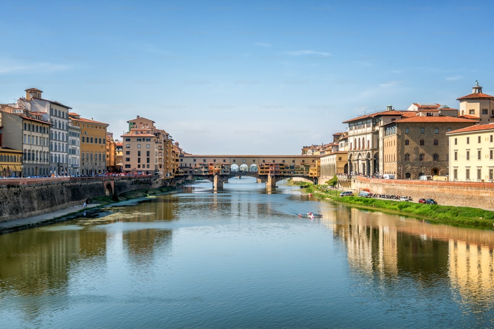 피렌체 폰테 베키오 다리와 이탈리아의 도시 스카이 라인. 피렌체는 이탈리아 중부 토스카나 지역의 수도입니다. 피렌체는 이탈리아 중세 무역의 중심지이자 과거 시대의 가장 부유한 도시였습니다.