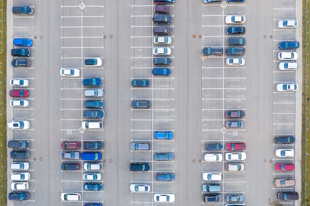 Parcheggio auto in una zona residenziale della città, vista aerea dall'alto