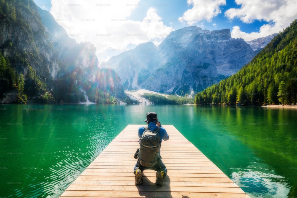 Randonneur de voyage prenant une photo du lac Braies (Lago di Braies) dans les Dolomites, en Italie. Randonnée, voyage et aventure.