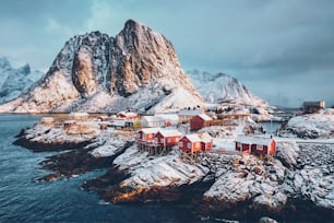Famosa atração turística Hamnoy vila de pescadores em Lofoten Islands, Noruega com casas de rorbu vermelho no inverno