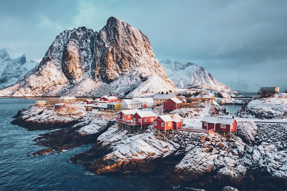 Famosa atracción turística del pueblo pesquero de Hamnoy en las islas Lofoten, Noruega con casas rojas rorbu en invierno