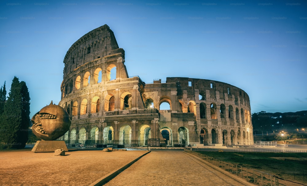 밤에 이탈리아 로마의 콜로세움. -로마 콜로세움은 도심에 고대 로마 시대에 지어졌습니다. 이탈리아의 주요 여행지이자 관광 명소입니다.
