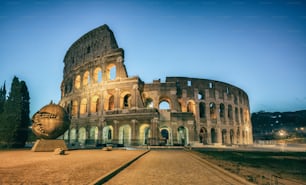 Colisée à Rome, Italie la nuit. - Le Colisée de Rome a été construit à l’époque de la Rome antique dans le centre-ville. C’est la principale destination de voyage et l’attraction touristique de l’Italie.