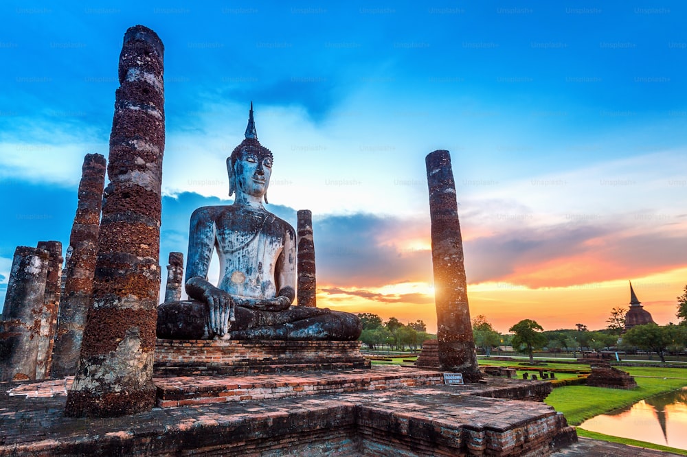 Statue de Bouddha et temple Wat Mahathat dans l’enceinte du parc historique de Sukhothai, le temple Wat Mahathat est un site du patrimoine mondial de l’UNESCO, en Thaïlande.