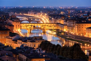 Ponte Vecchio di Firenze sullo skyline notturno in Italia. Firenze è il capoluogo della regione Toscana dell'Italia centrale. Firenze era il centro dell'Italia, del commercio medievale e delle città più ricche dell'epoca passata.