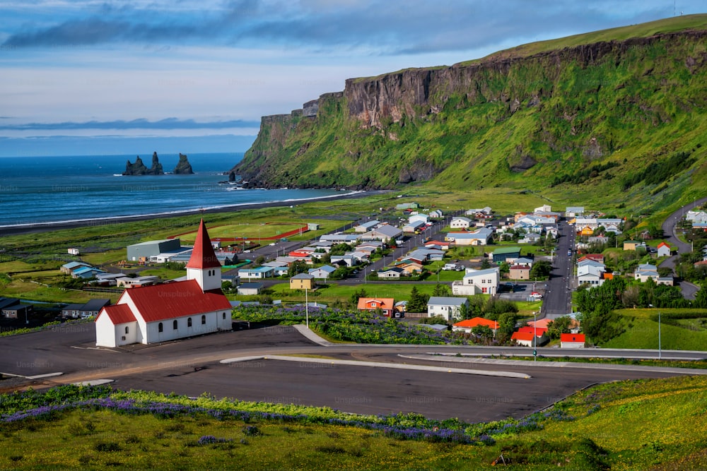 Schöne Stadt Vik i Myrdal in Island im Sommer. Das Dorf Vik ist das südlichste Dorf Islands an der Ringstraße rund 180 km südöstlich von Reykjavík.