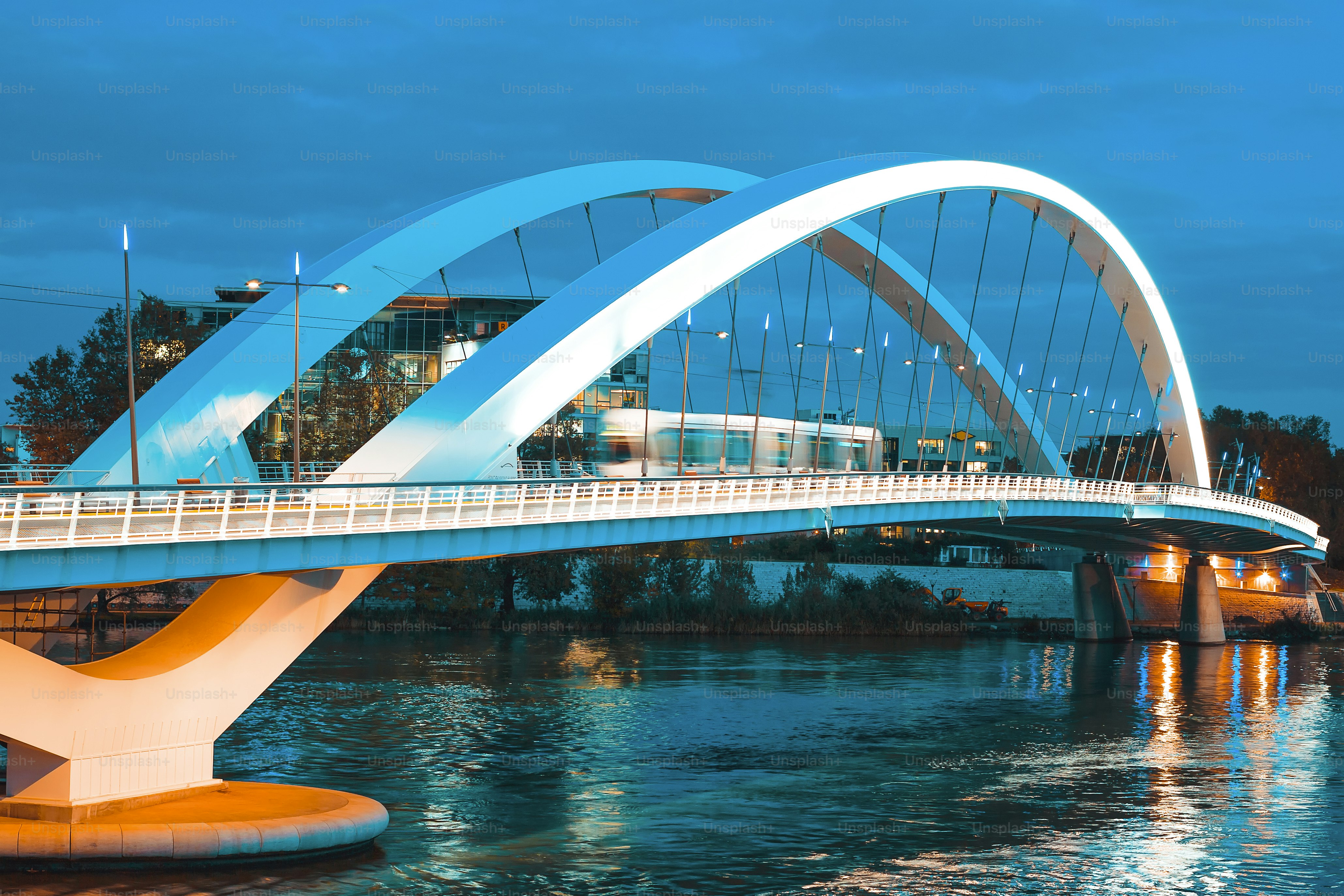 Tranvía cruzando el puente por la noche, Lyon, Francia.