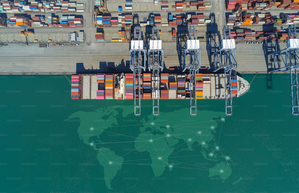 Vista superior aérea de contenedores, buque de carga, negocio, comercio comercial, logística y transporte de importación internacional exportación por buque de carga de carga de contenedores en el puerto marítimo abierto