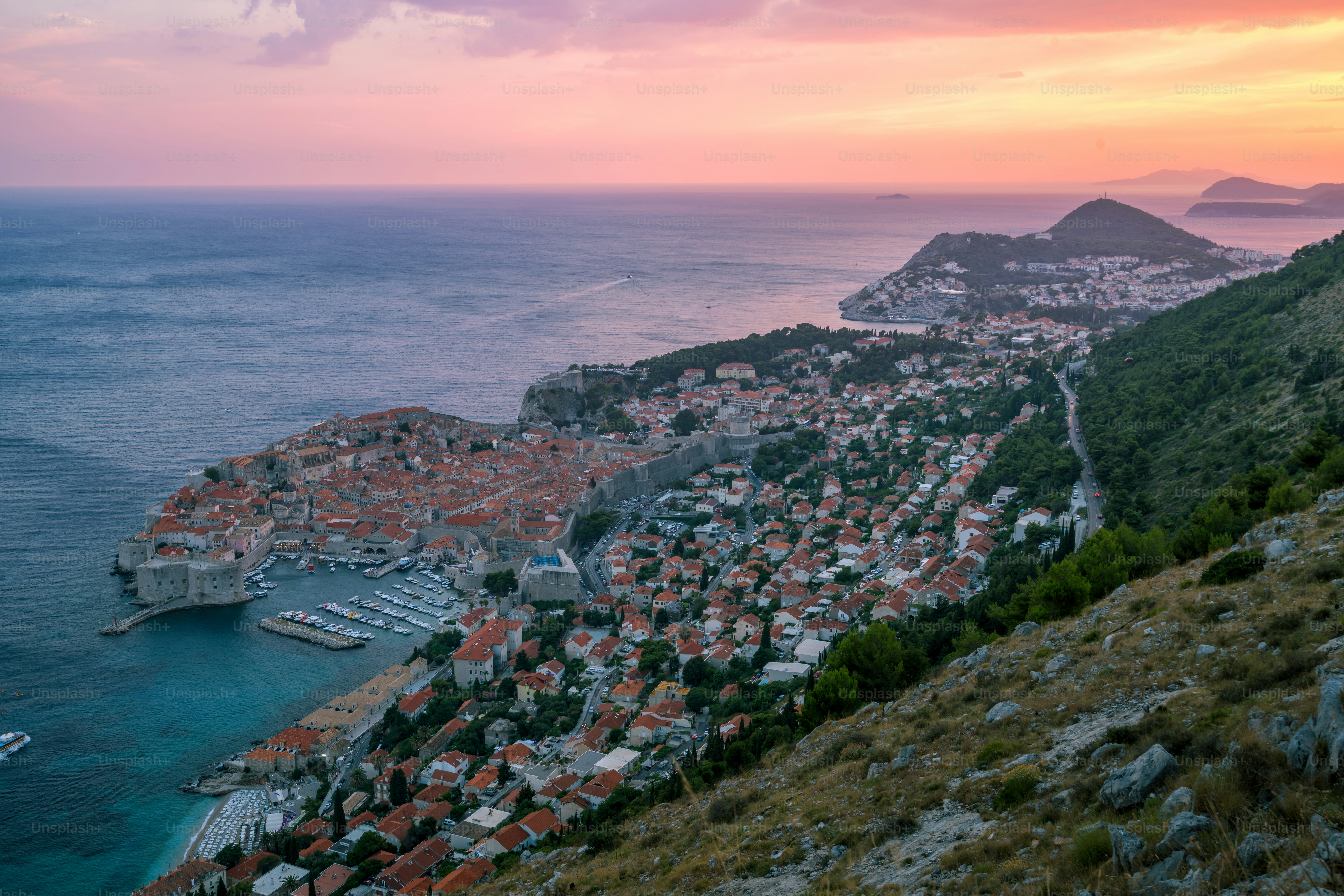 Vieille ville de Dubrovnik sur la côte de la mer Adriatique, Dalmatie, Croatie - Destination de voyage de premier plan de la Croatie. La vieille ville de Dubrovnik a été classée au patrimoine mondial de l’UNESCO en 1979.
