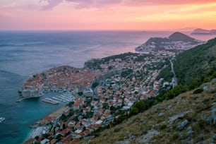 アドリア海沿岸のドゥブロヴニク旧市街、ダルマチア、クロアチア - クロアチアの著名な旅行先。ドゥブロヴニク旧市街は1979年にユネスコの世界遺産に登録されました。