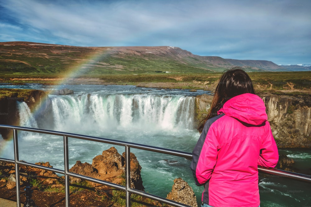 고다포스(아이슬란드어: 신들의 폭포)는 아이슬란드의 유명한 폭포입니다. Godafoss 폭포의 숨막히는 풍경은 아이슬란드 북동부 지역을 방문하는 관광객을 끌어들입니다.