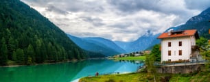 Bellissimo paesaggio di villaggio montano di Villapiccola e del Lago di Auronzo ad Auronzo di Cadore, nel nord Italia. Paesaggio panoramico di natura e campagna.