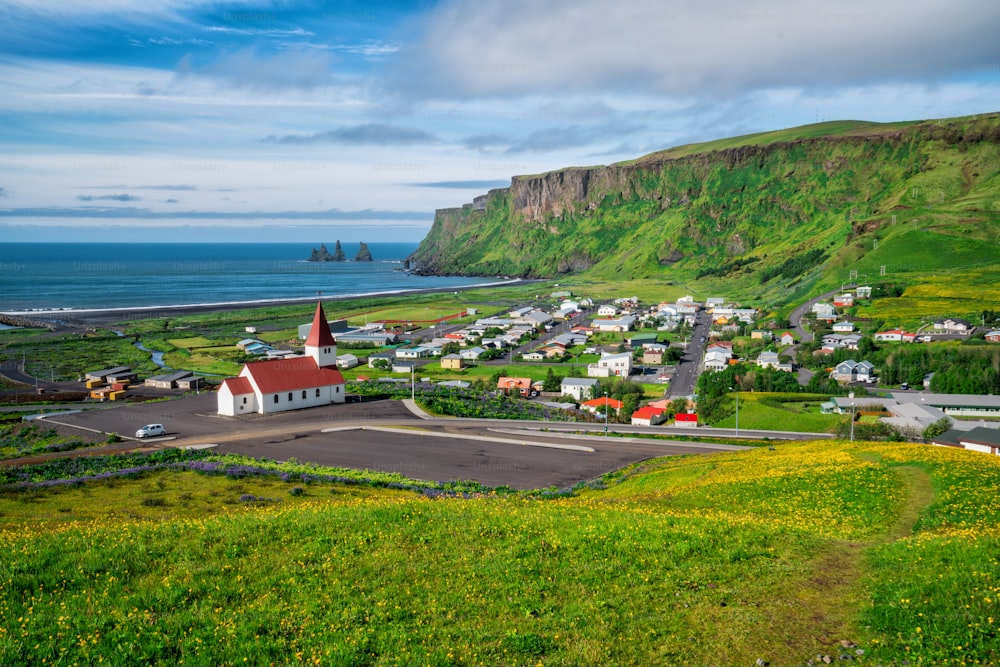Belle ville de Vik i Myrdal en Islande en été. Le village de Vik est le village le plus méridional d’Islande sur la rocade à environ 180 km au sud-est de Reykjavík.