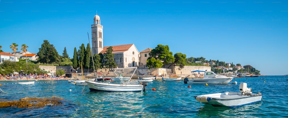 Monastère franciscien de la ville de Hvar en Croatie. La ville de Hvar est la célèbre ville pour les vacances d’été à la plage sur l’île de Hvar en Dalmatie, Croaïta.