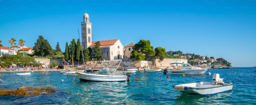 Monasterio francisciano en la ciudad de Hvar en Croacia. La ciudad de Hvar es la famosa ciudad para las vacaciones de verano en la playa en la isla de Hvar en Dalmacia, Croaita.