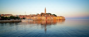Bellissimo e romantico centro storico di Rovigno in Croazia. La città costiera di Rovigno situata nella penisola istriana ad est della Croazia in Europa, è la famosa destinazione turistica della Croazia.