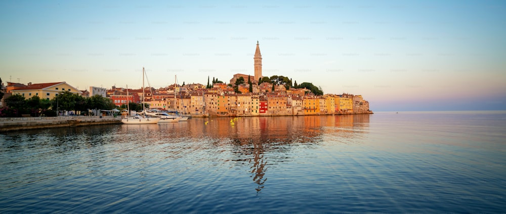 크로아티아의 Rovinj의 아름다운 낭만적 인 구시 가지. 크로아티아 유럽의 동쪽 이스트리아 반도에 위치한 해안 도시 로비니는 크로아티아의 유명한 여행지입니다.