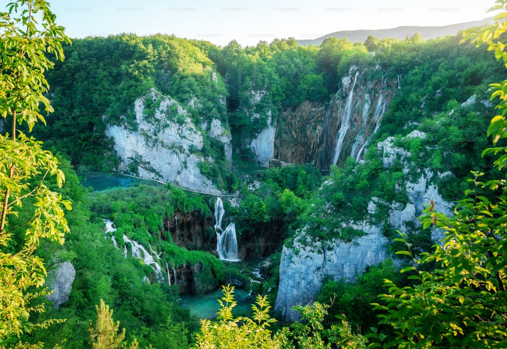 Cachoeira exótica e paisagem do lago do Parque Nacional dos Lagos de Plitvice, patrimônio mundial natural da UNESCO e famoso destino de viagem da Cro�ácia. Os lagos estão localizados no centro da Croácia (Croácia propriamente dita).