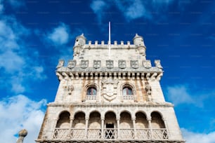 흐린 겨울날 리스본의 타 구스 강가에있는 Torre de Belém (16 세기 건축)의 측면보기.
