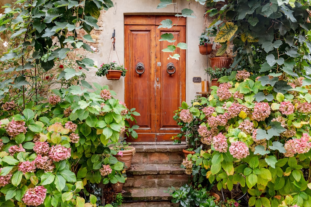 Mit Blumen geschmückt Veranda in kleiner Stadt in Italien