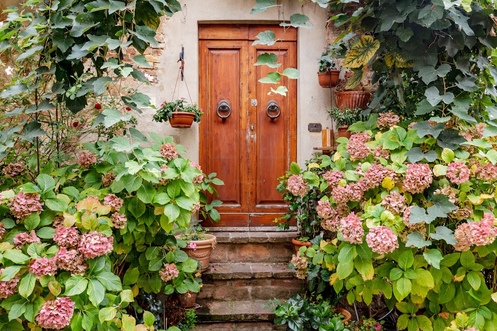 Decorado com flores Alpendre na pequena cidade em Italy