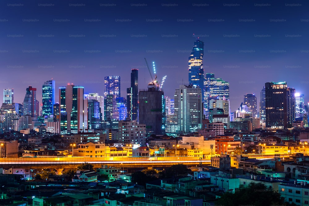 Paisagem urbana de Bangkok e tráfego à noite na Tailândia.