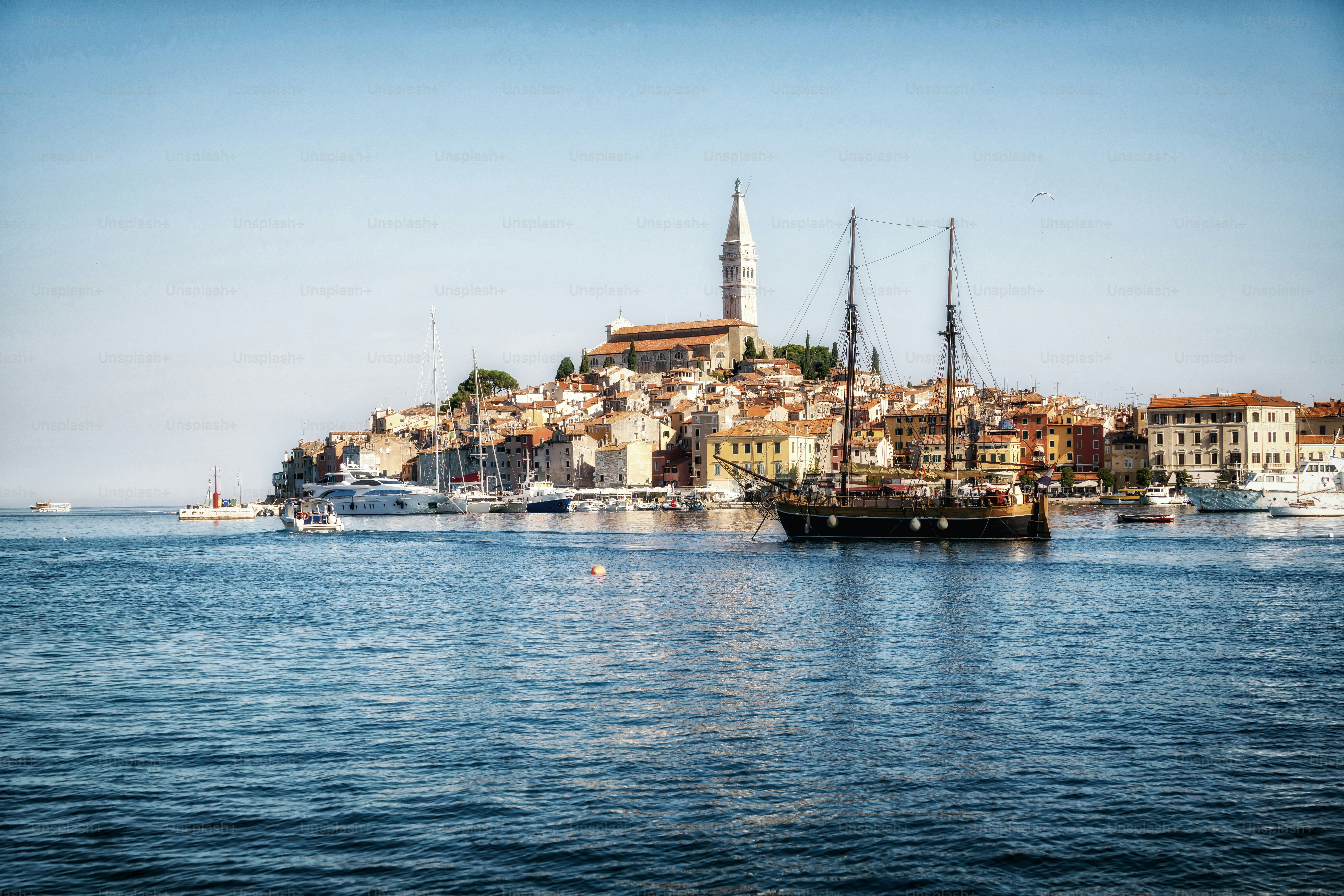 Bellissimo e romantico centro storico di Rovigno in Croazia. La città costiera di Rovigno situata nella penisola istriana ad est della Croazia in Europa, è la famosa destinazione turistica della Croazia.