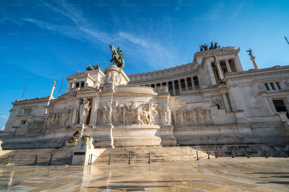 이탈리아 로마에 위치한 통일 이탈리아의 첫 번째 왕인 빅토르 엠마누엘을 기리기 위해 지어진 Altare della Patria "조국의 제단"기념비.