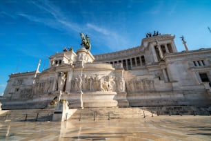 L'Altare della Patria "Altare della Patria" monumento costruito in onore di Vittorio Emanuele, il primo re di un'Italia unita, situato a Roma, in Italia.