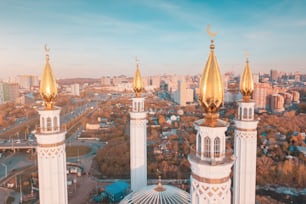 Vue aérienne insolite des minarets d’une majestueuse mosquée. Concept d’architecture musulmane et religieuse