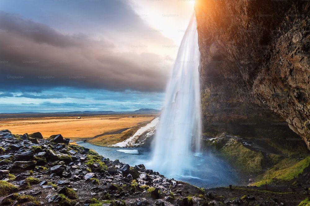 Seljalandsfoss Wasserfall während des Sonnenuntergangs, Schöner Wasserfall in Island.