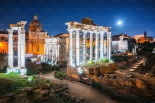 Foro Romano en Roma, Italia. El Foro Romano fue construido en la época de la Antigua Roma como lugar de procesiones triunfales y elecciones. Es famosa atracción turística de Roma, Italia.