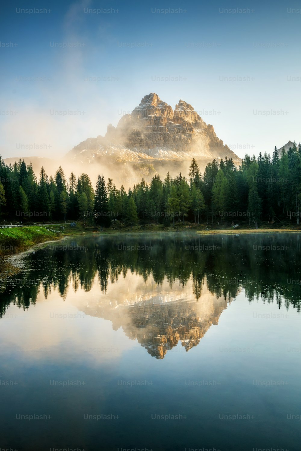 Majestuoso paisaje del lago Antorno con el famoso pico de la montaña Dolomitas de Tre Cime di Lavaredo en el fondo en los Dolomitas orientales, Italia Europa. Hermosos paisajes naturales y destino de viaje panorámico.