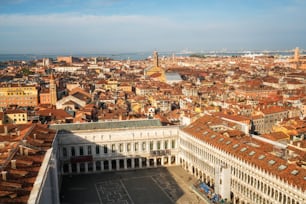 晴れた夏の日、ヴェネツィアのサンマルコ広場(サンマルコ広場)からのヴェネツィアの街のスカイラインの空中写真 - イタリア。ヴェネツィアは、そのユニークな都市と文化でイタリアの有名な旅行先です。