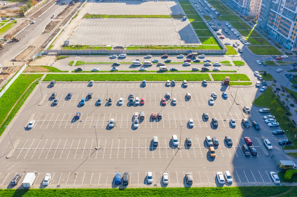 地域の住民のためのオープンエアの駐車場、高所からの上空からの眺め