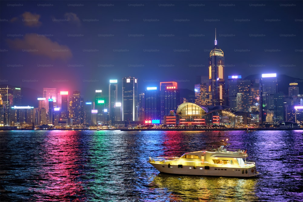 홍콩 스카이라인 도시 풍경 빅토리아 항구 위의 시내 고층 빌딩은 저녁에 관광 보트 페리로 조명됩니다. 홍콩, 중국